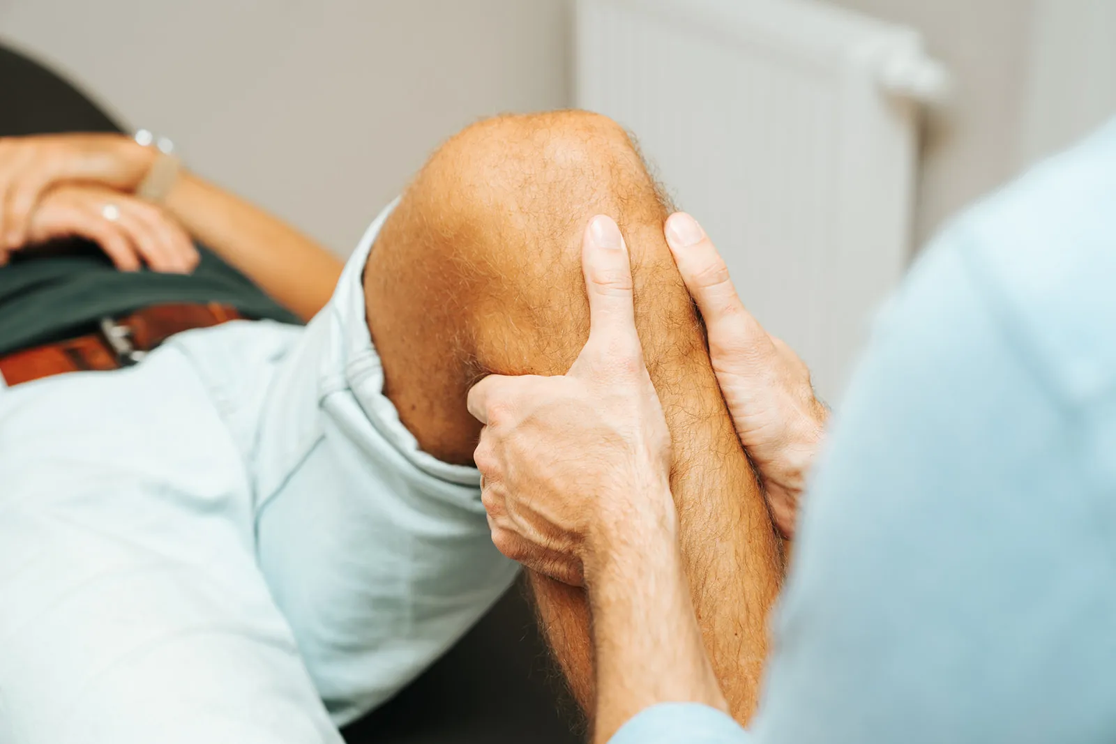 Manuelle Untersuchung des Kniegelenks bei Arthrose