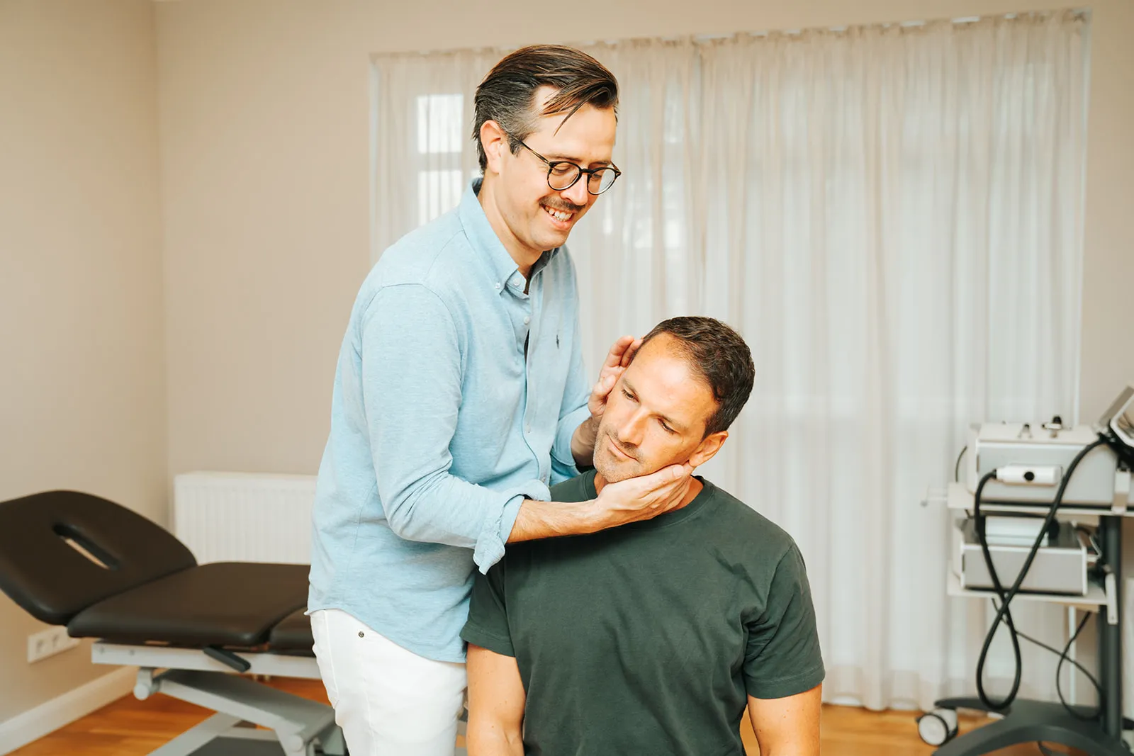 Dr. Malte Buchholz bei der chirotherapeutischen Behandlung der Halswirbelsäule