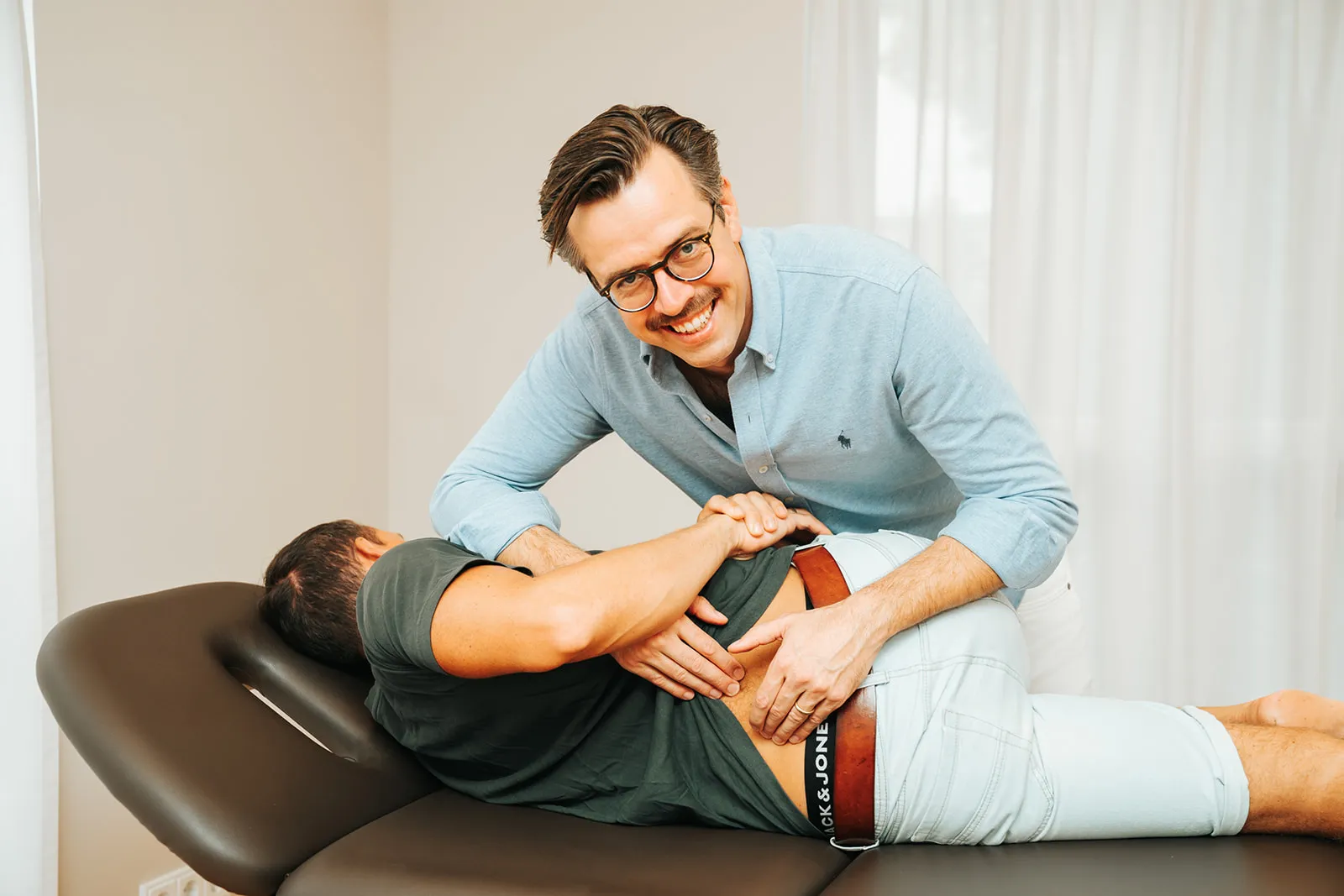 Dr. Malte Buchholz bei der chirotherapeutischen Behandlung der Lendenwirbelsäule