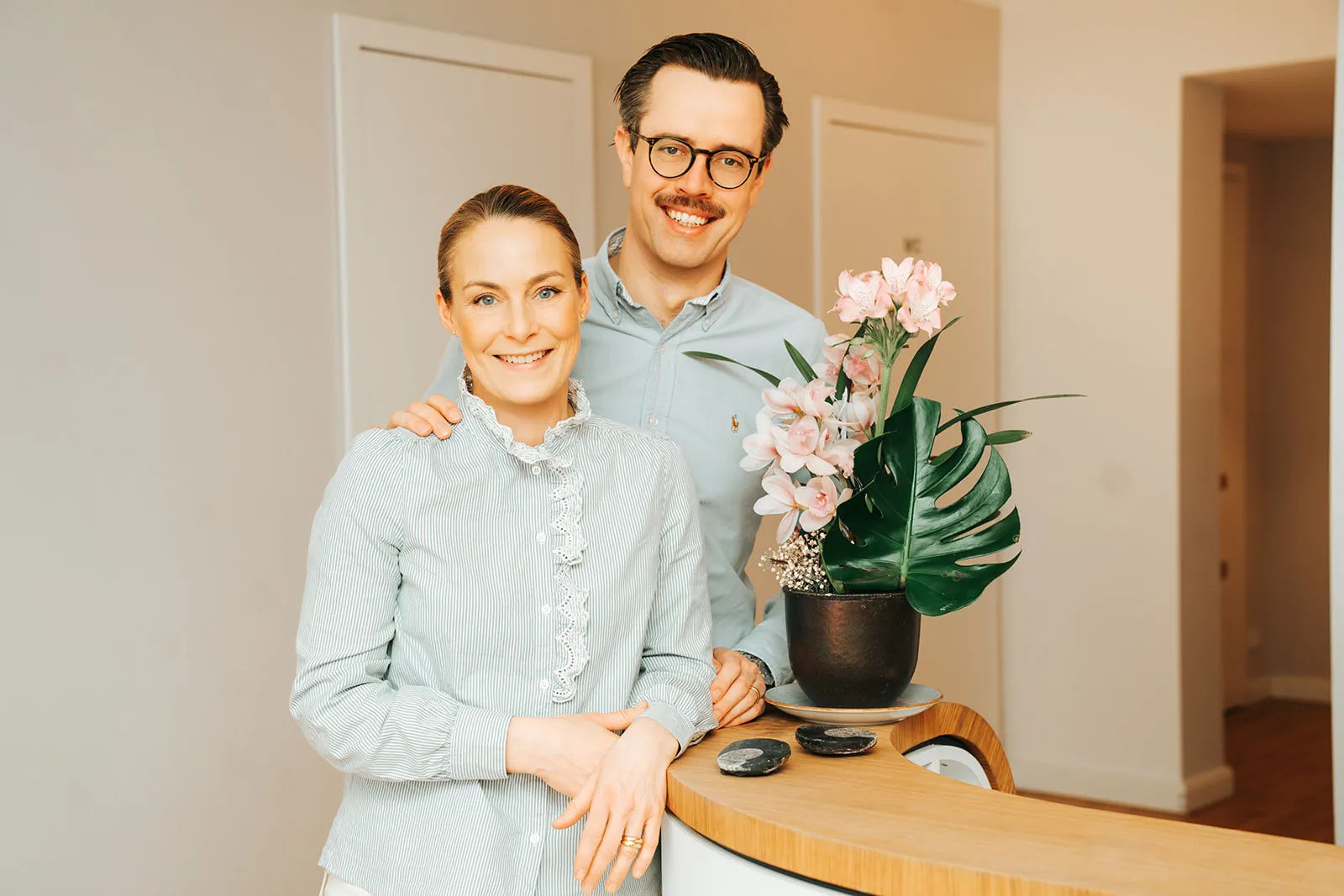 Dr. Christin Buchholz und Dr. Malte Buchholz am Empfang ihrer orthopädischen Privatpraxis in Hamburg-Nienstedten