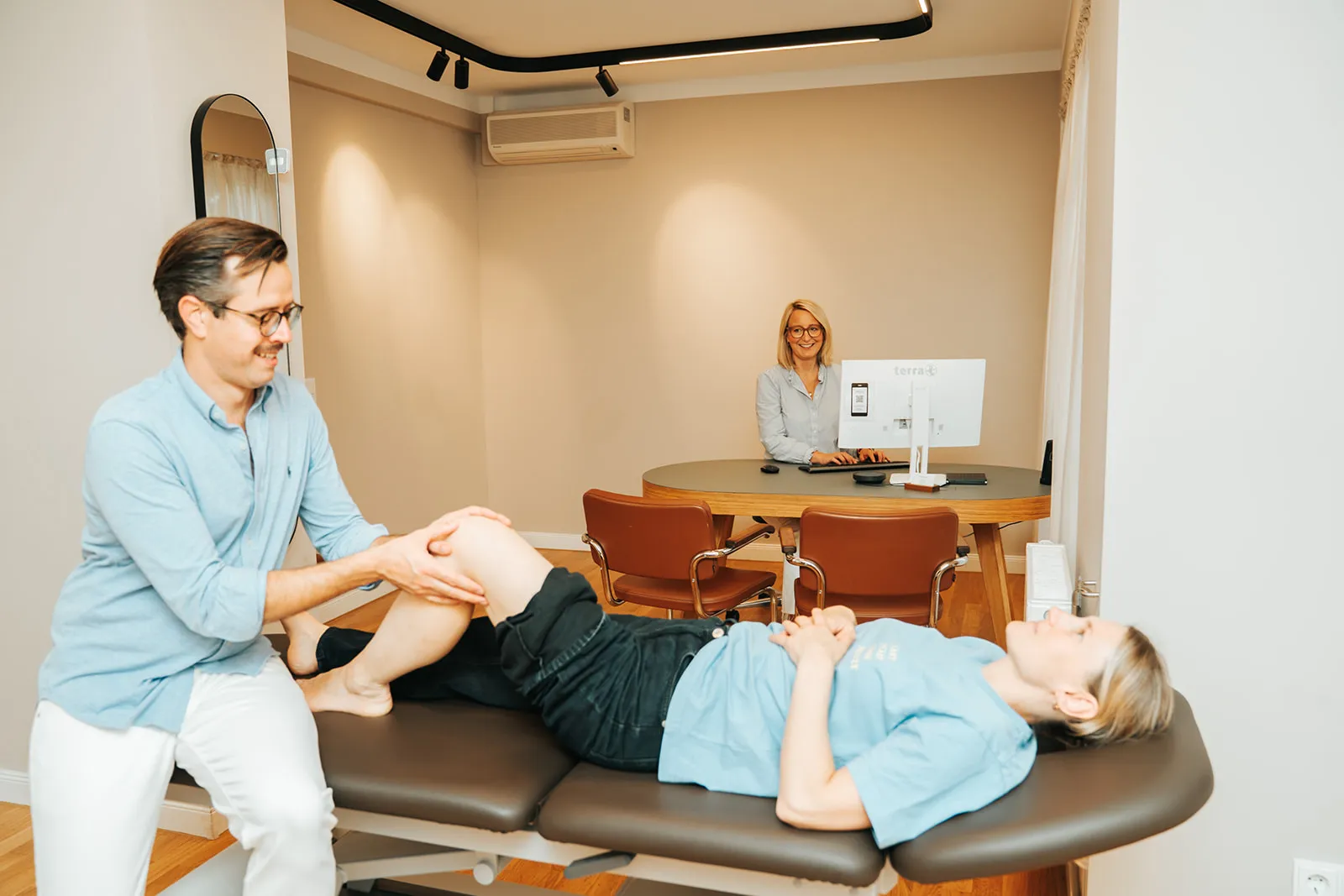 Dr. Malte Buchholz behandelt eine Patientin auf der Liege