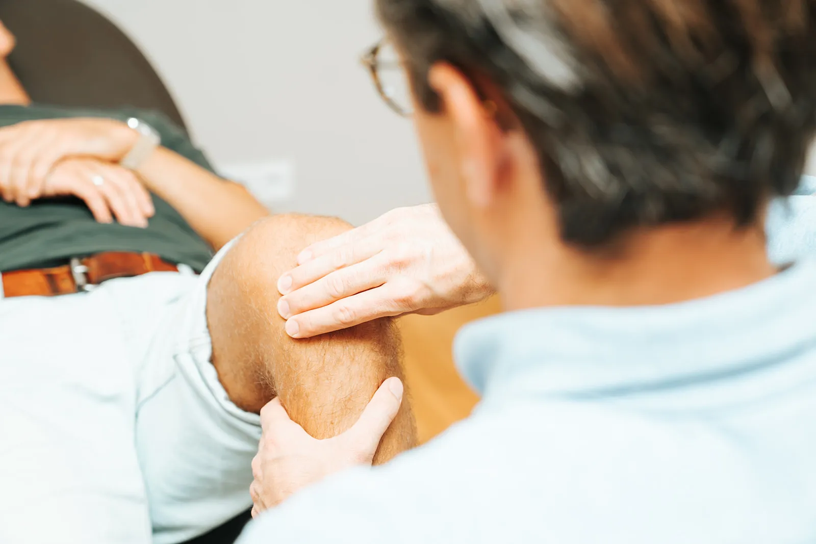 Dr. Malte Buchholz bei der manuellen Faszientherapie am Bein