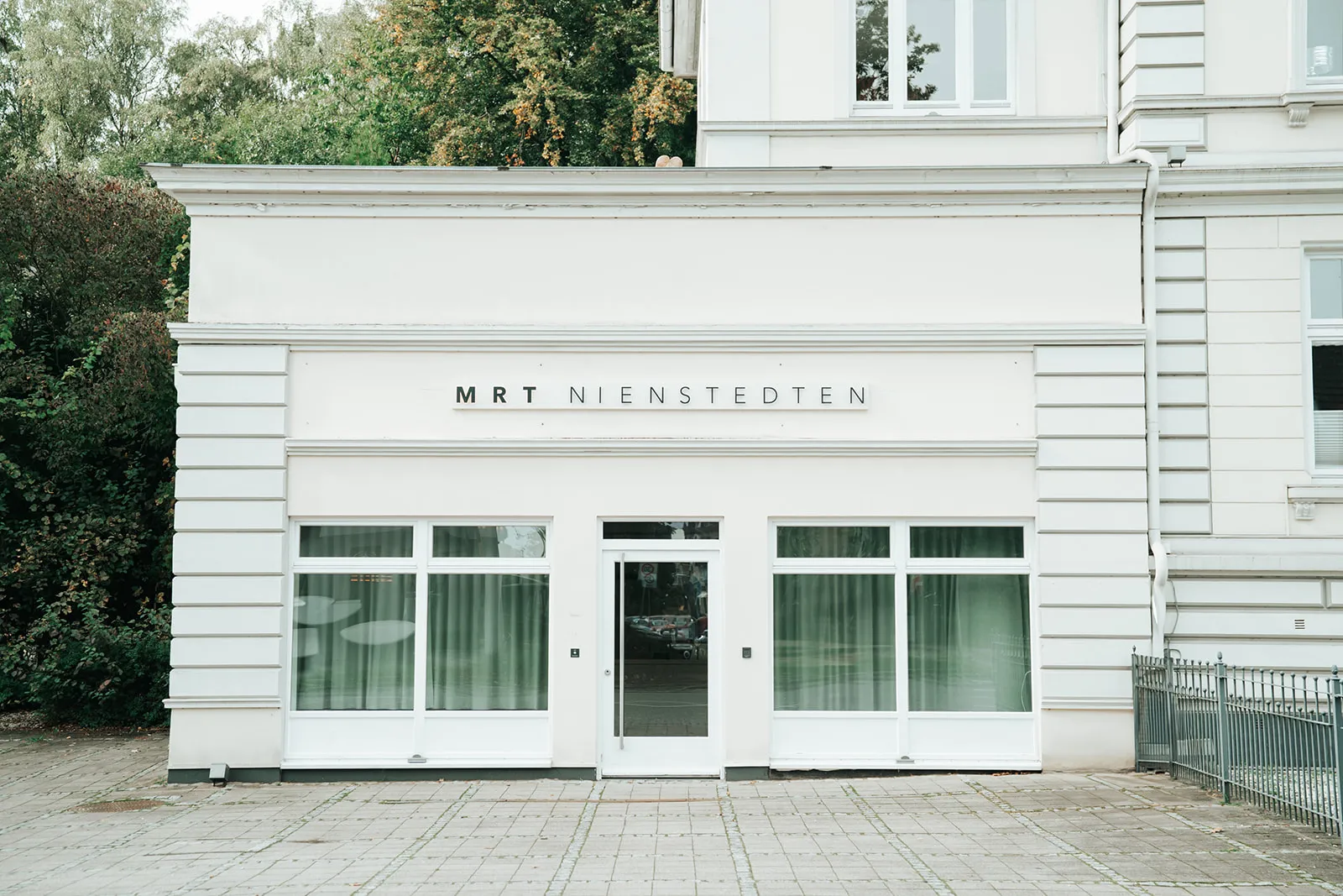 Außenansicht der MRT-Praxis am Nienstedtener Marktplatz 29