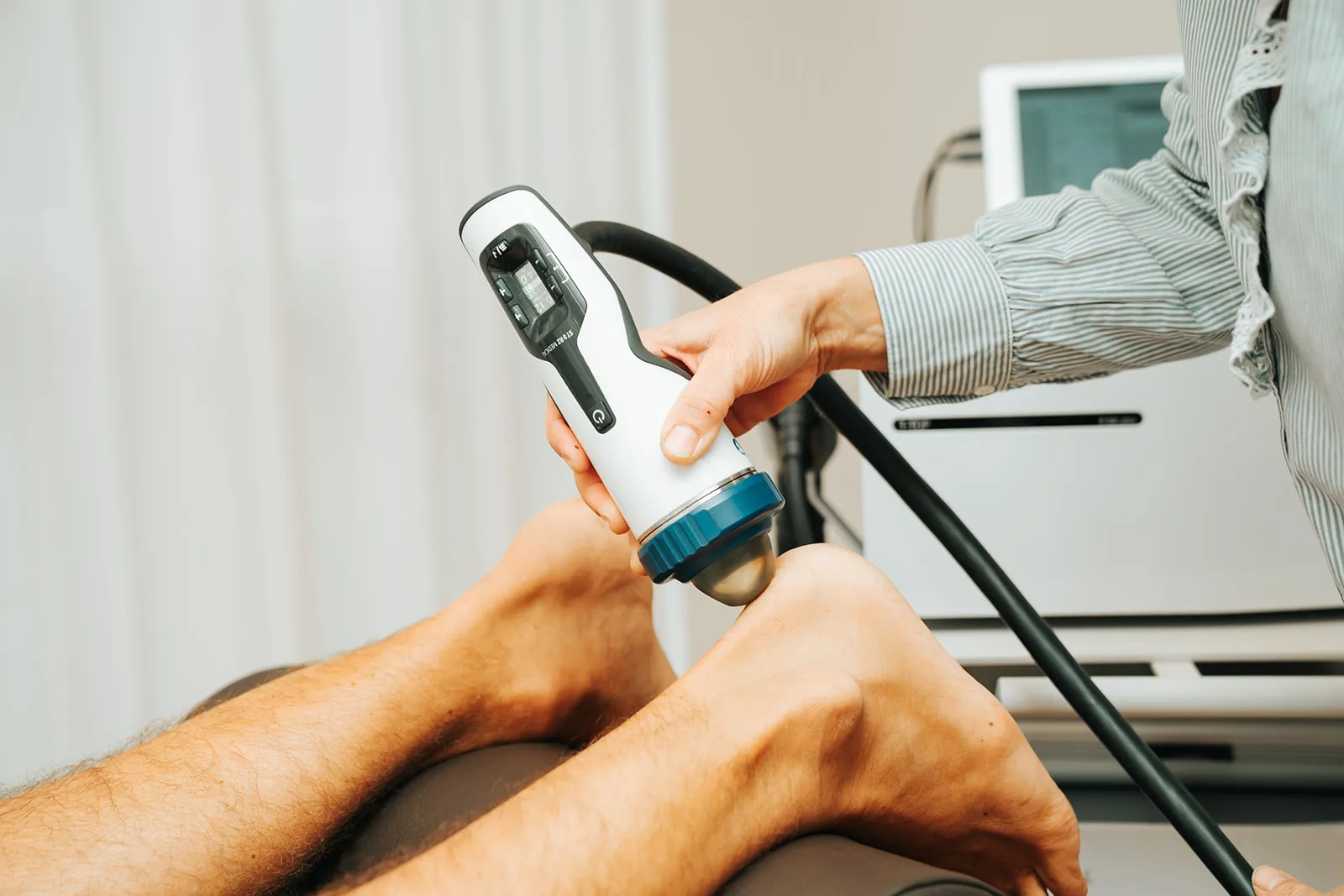 Stoßwellentherapie an der Ferse, Nahaufnahme des Handstücks