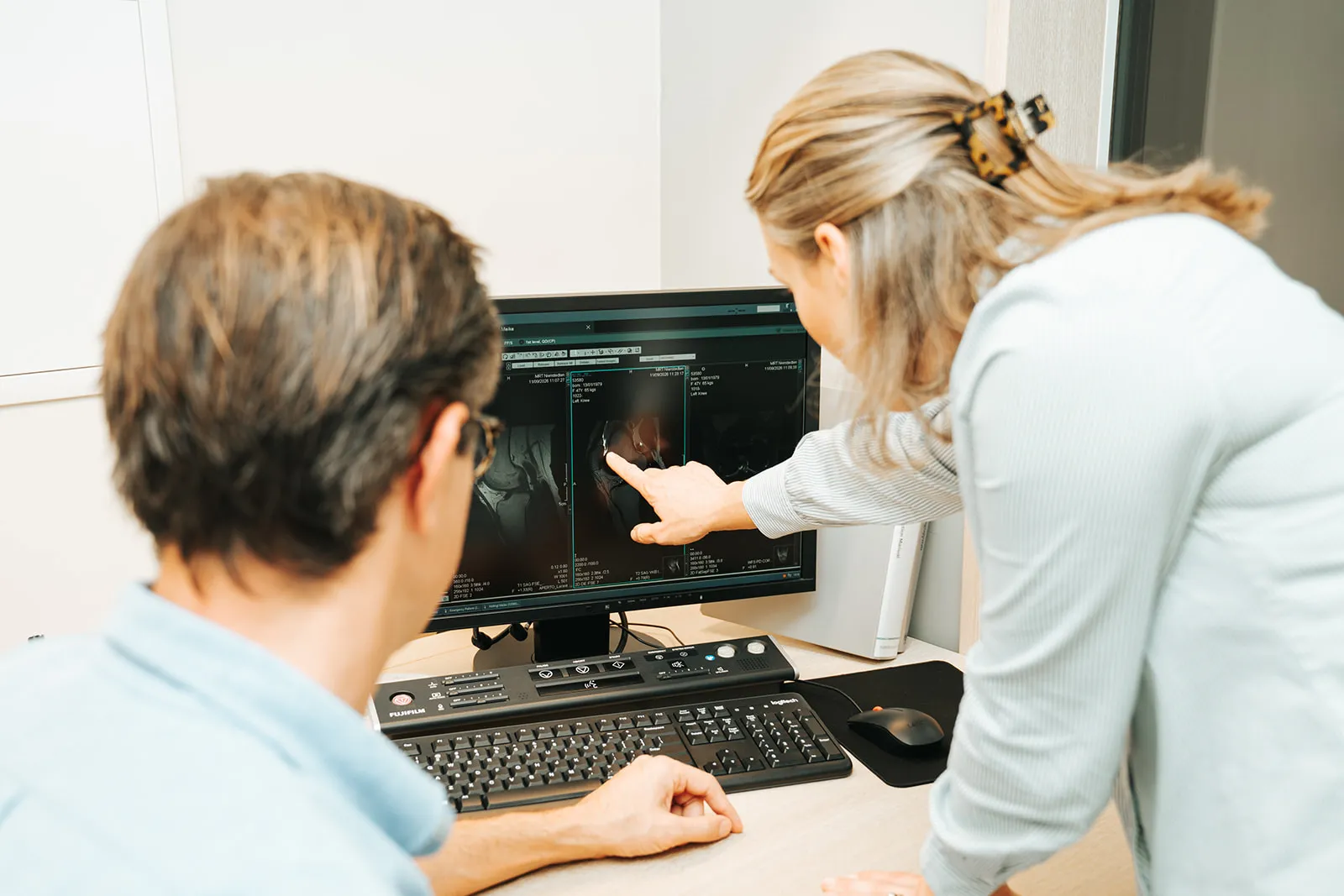 Befundbesprechung mit MRT-Bildern für eine orthopädische Zweitmeinung