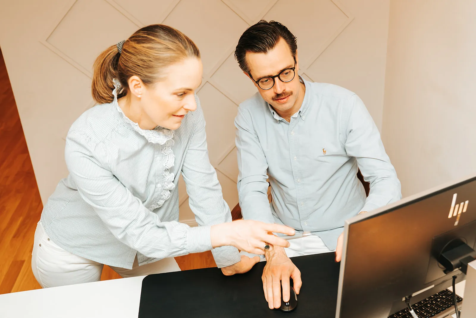 Dr. Christin Buchholz und Dr. Malte Buchholz besprechen einen Befund am Bildschirm